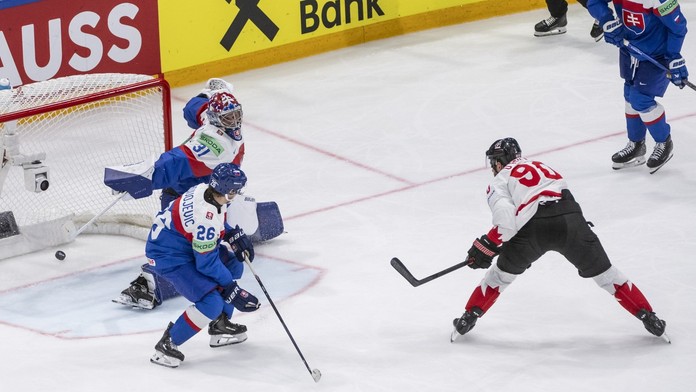 Kanaďan Ryan O'Reilly skóruje proti Slovensku