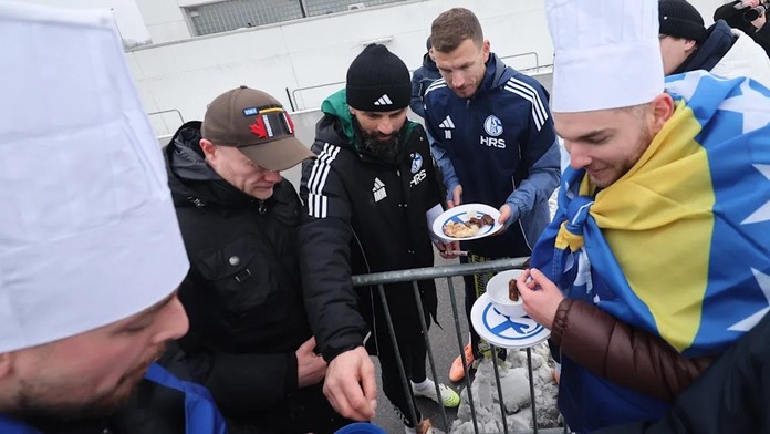 Džeko podlehl grilu u hřiště. Fanoušci jej zaskočili bosenským národním pokrmem