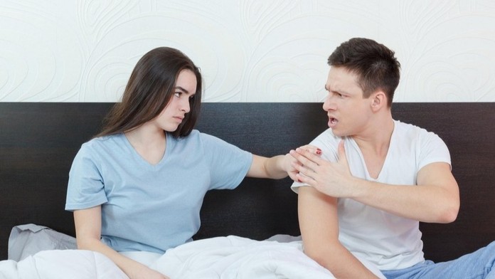 Žena urazila svého snoubence. Nechce jeho příjmení, dělá se jí z něj špatně