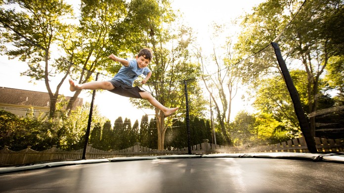 Český lékař varuje před úrazy dětí na trampolíně. Vydal doporučení pro rodiče