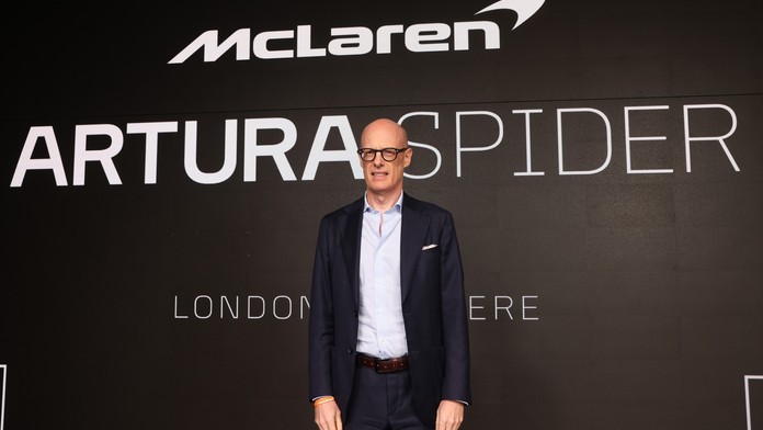 Michael Leiters na loňské premiéře nového vozu McLaren Artura Spider v Londýně.