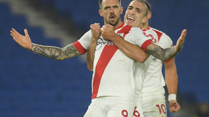 Southampton znovu zabral, po dvou ztrátách rozhodl z penalty