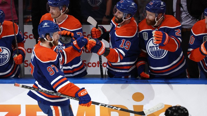 Hokejisté Edmontonu Oilers slaví gól 