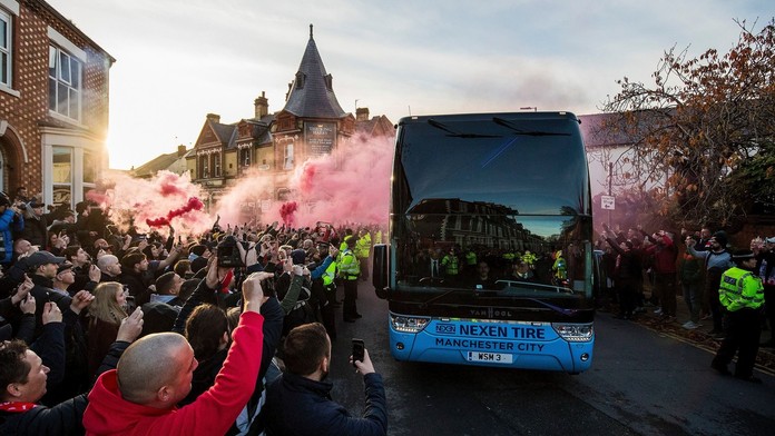 Nechutná dohra šlágru Premier League. Autobus hostujících City byl napaden