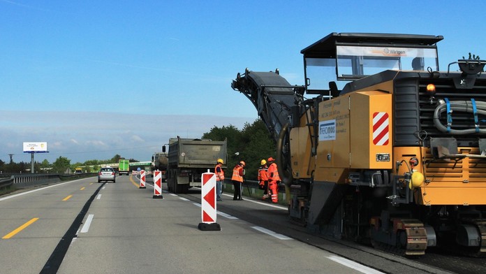 Pořád dokola! Jeden pruh opravili, druhý mezitím zničily kolony