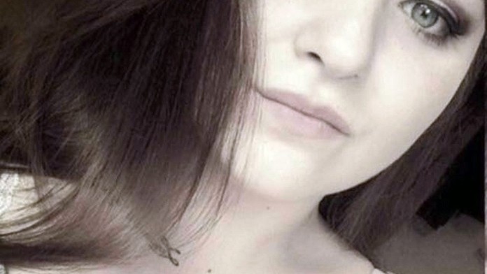 Dívka umírala na zadním sedadle, muži si zatím sháněli prostitutky