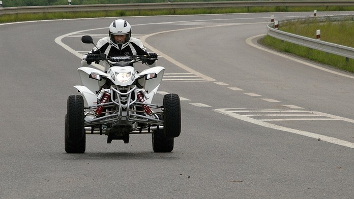 Řidičák na čtyřkolku musí být jako na auto