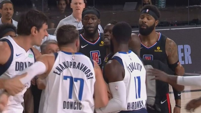 Tvrdý trest! Nesportovní faul bude hvězdu Clippers stát pořádný balík