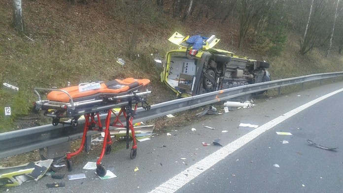 DĚSIVÉ FOTO: U Turnova bourala sanitka, pro řidiče přiletěl vrtulník!