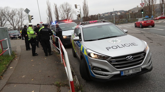 Agresivní řidič měl najíždět a střílet po autě. Uvnitř seděla žena s malými dětmi
