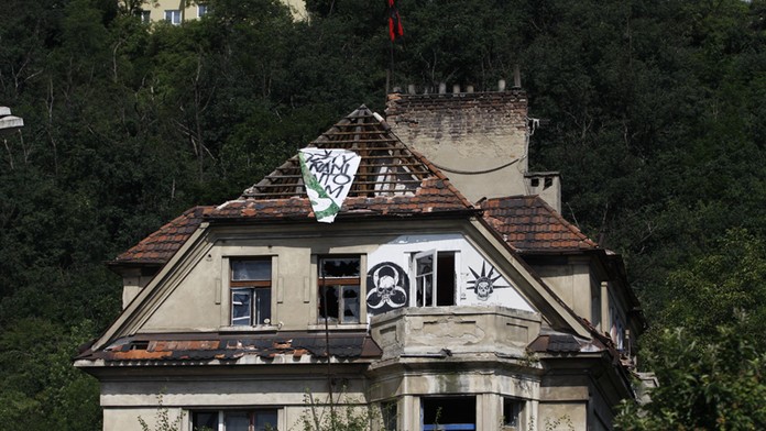 Pobodal muže ve squatu Milada. Teď čeká v cele...