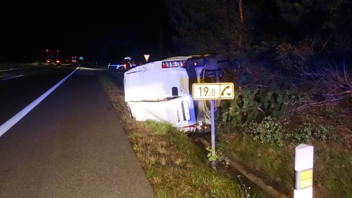 Dodávka skončila v příkopu na D11, pro posádku letěl vrtulník