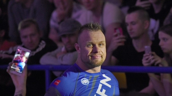Filip Grznár slaví první výhru, v kleci knokautoval účastníka Superstar