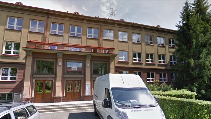 Muž chtěl vylákat holčičku ze školy. "Nic se nestalo," tvrdí ředitel