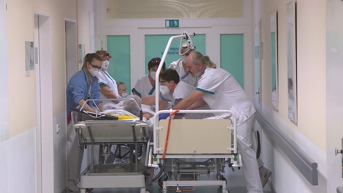 S těmito operacemi a zákroky nepočítejte! Nemocnice je odkládají