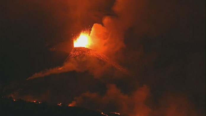 Výbuchy na La Palma doprovází i blesky. Ovlivní počasí v Česku?