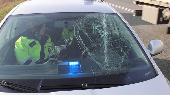 Policisté měřili na silnici rychlost! Z náklaďáku jim přitom na auto spadl kus ledu!