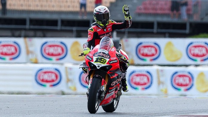 Bautista navýšil vedení v MS superbiků. König dojel jako poslední