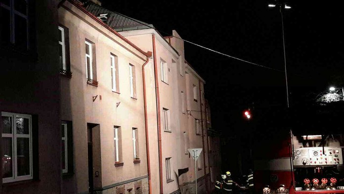 V Žamberku při požáru evakuovali 17 lidí. Rodina přišla o vše