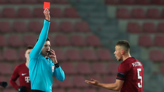 Daniel Siebert uděluje červenou kartu Dominiku Plechatému ze Sparty