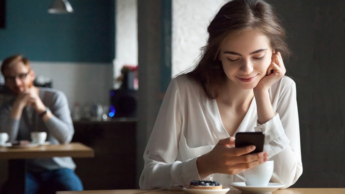 Žena hledala lásku na seznamce. Muž z ní vytáhl 700 tisíc korun