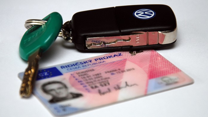 Experti chtějí nové řidiče pustit do ostrého provozu až po roce