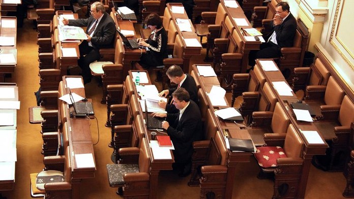 Koalice vyhrála ve Sněmovně. Poslanci o korupci v armádě nejednali