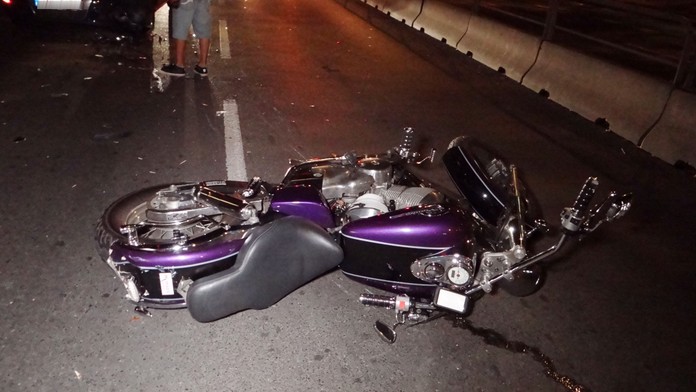 Auto nedobrzdilo a poslalo motorkáře i spolujezdkyni k zemi