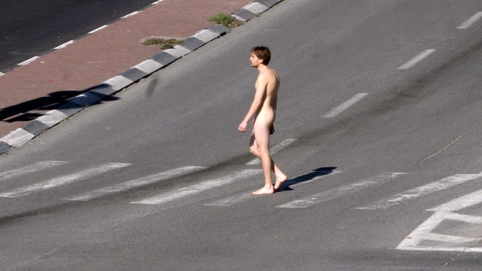 Náháč (63) si v Brně opaloval zadek na trávníku