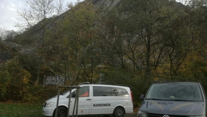 Strašlivý nález: Pod skalami v parku objevil muž mrtvé tělo