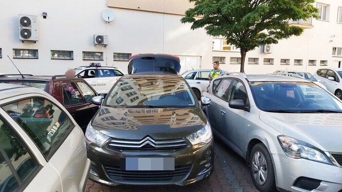 Pardubičtí strážníci "hacknuli" auto, které zablokovali ostatní řidiči