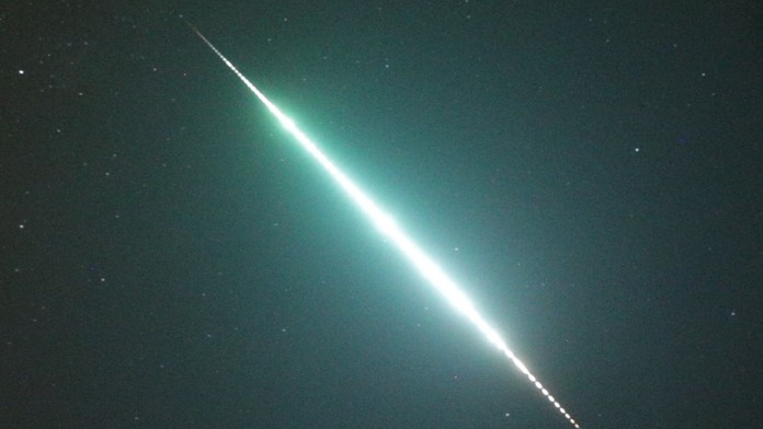 Nebe rozzářil oslnivý meteor. Pozorovaly ho desítky lidí po celém Česku