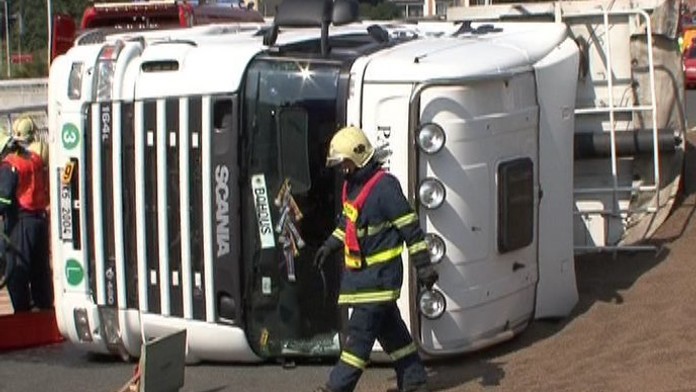 Převrácený kamion vysypal auta a zablokoval dálnici