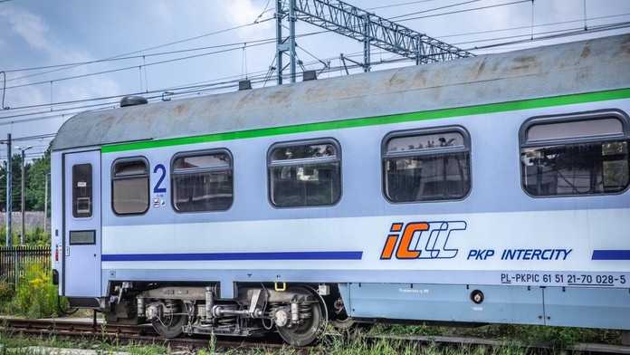 Horor v polském vlaku. Obří zpoždění, vedro i smrt pasažéra