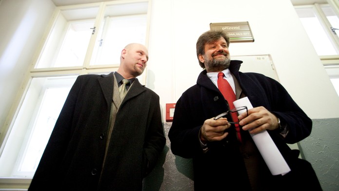 Ministerský úředník králem silnic! Nově bude jezdit autem s majáčkem, jako má prezident
