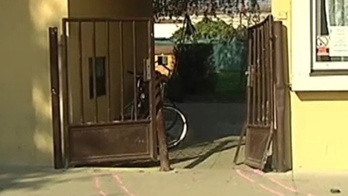 Zhrzený muž Sabině (15) uřízl nohu, matku propíchl vidlemi