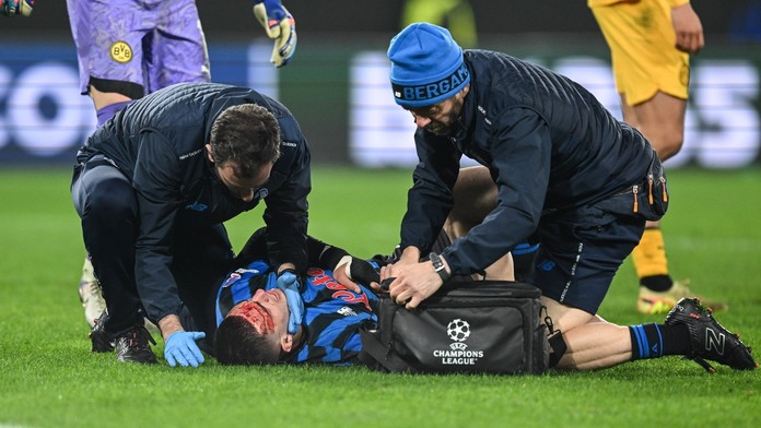 Nikola Krstovič ošetřovaný po zásahu kopačkou do hlavy