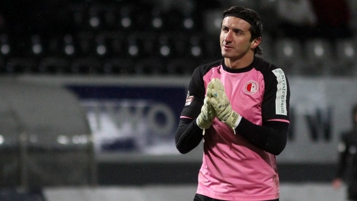 Gólman Čontofalský si na zahradě roztrhl nohu, do branky Slavie se vrací veterán Černý