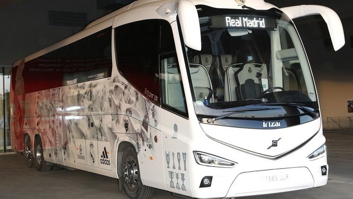 Obleky a hurá do Česka! Na Real čekal na letišti luxusní autobus