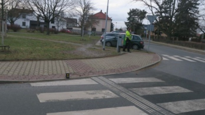 Řidič na přechodu srazil dívku a ujel. Hrozí mu až pětileté vězení