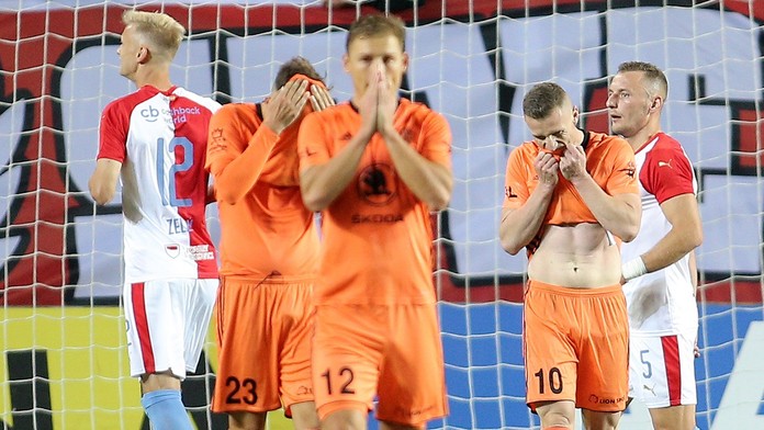 Je pozitivní nález konec fotbalu? Jde i o Slavii! Bundesliga ale jede dál