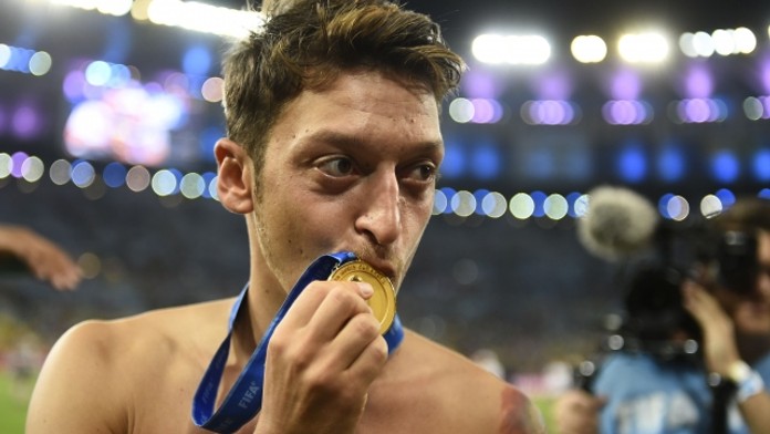 Mesut Özil je charakter! Zaplatil operaci 23 dětem