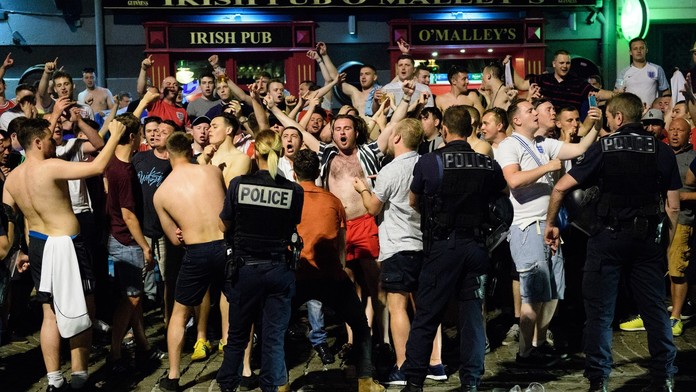 Drsná bitka před EURO! Rowdies řádili a vyvolávali ISIS! VIDEO