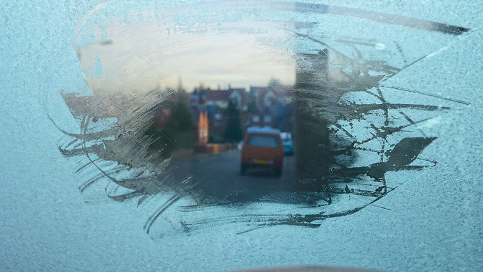Neočistíte auto? Můžete skončit na střeše, nebo vyfasovat pokutu