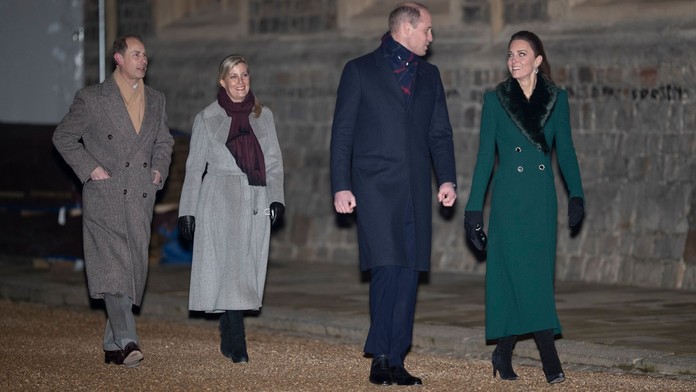 Harry a Meghan z kola ven. Královská rodina je definitivně nahradila