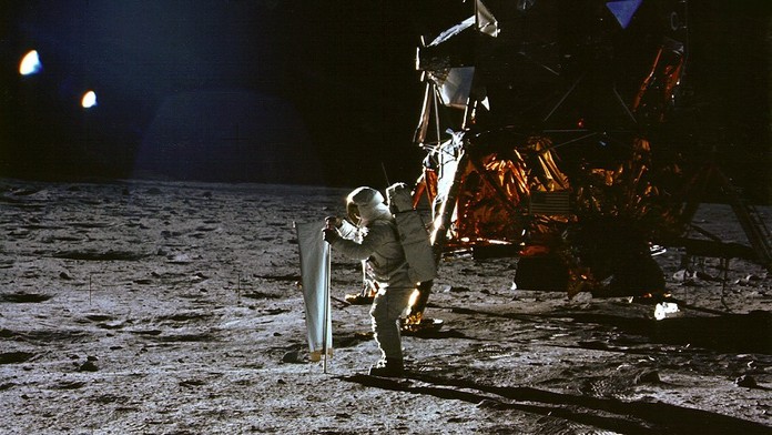 Podívejte se na Apollo 11 a Měsíc v Google Earth