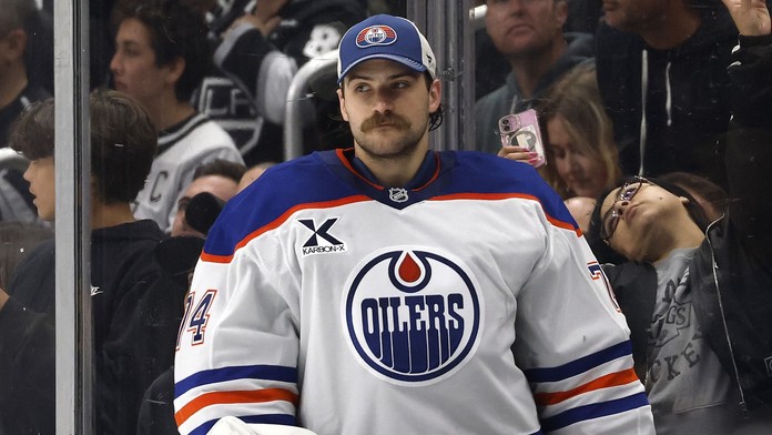Zklamaný brankář Stuart Skinner na střídačce Edmontonu