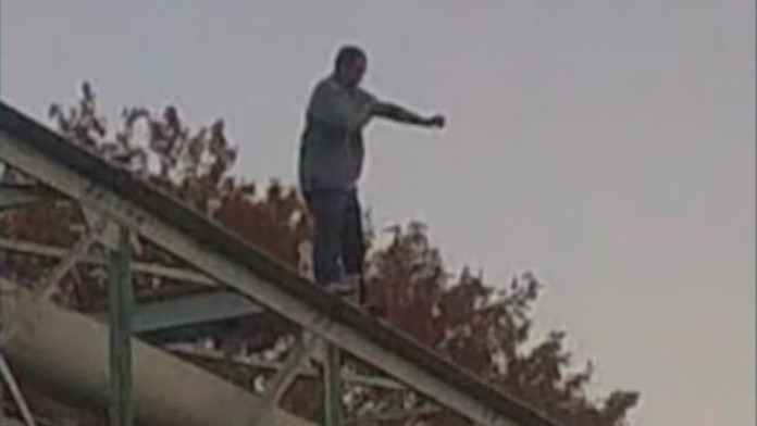 Sebevrah stál na mostě s oprátkou na krku