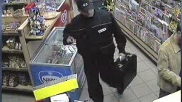 Kradli v Tesku. Pak přejeli člena ochranky
