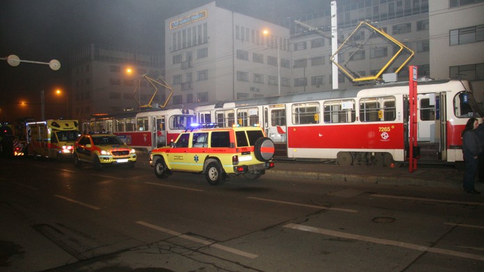 Dodávka smetla ženu na ostravské zastávce, je těžce zraněná